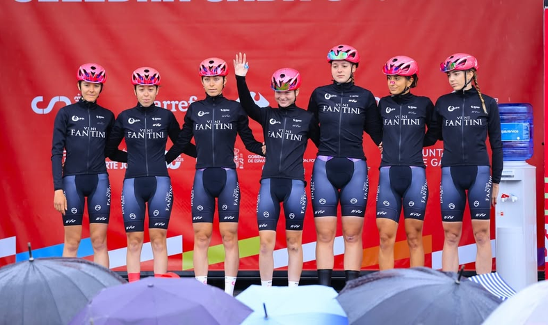 La sanjuanina Delfina Dibella -al centro con el brazo en alto- hace historia para el ciclismo nacional.&nbsp;