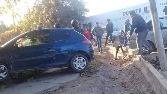 Un fuerte choque entre dos autos terminó con uno de ellos en una vereda