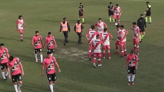 Quebró a un jugador con una brutal patada que estremeció al fútbol de ascenso