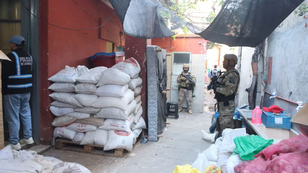 Chizitos con cocaína sirvieron paRA descubrir 15 toneladas de alimentos con droga. Hay ocho detenidos.