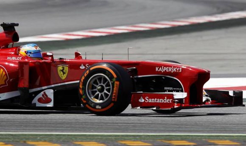 Alonso ganó en su  casa y se acerca