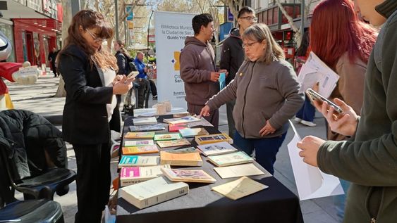 sensacional exito: en menos de una hora mas de 2.000 libros encontraron un nuevo hogar gracias a una nueva suelta en san juan