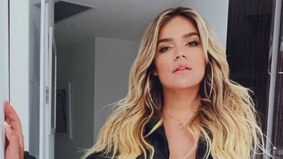 ¡Karol G y una foto de espaldas sobre un yate que te deja recalculando!