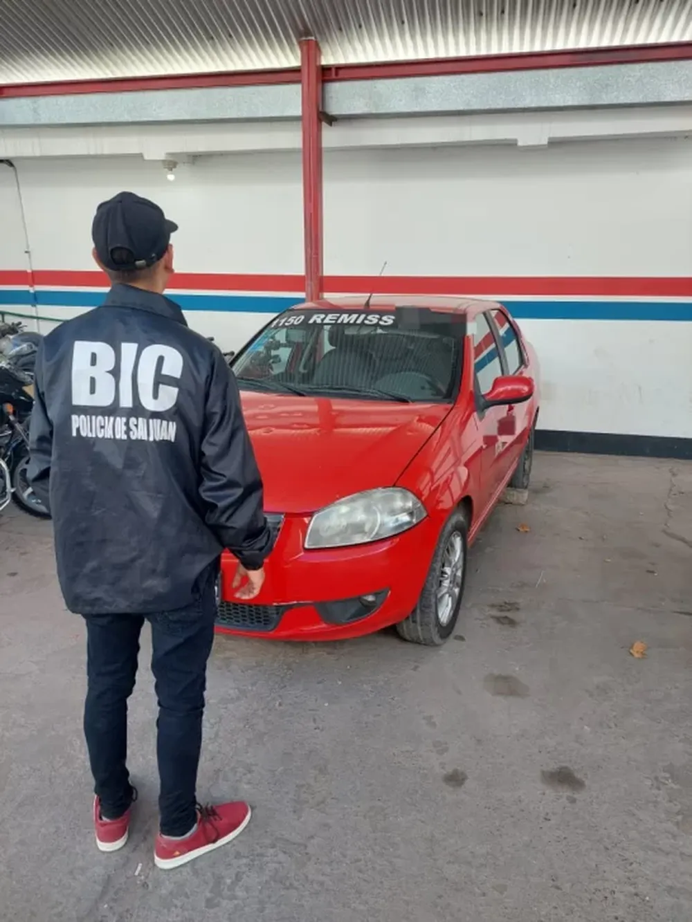 Robo de ruedas de auxilio: cayeron dos sujetos tras ser identificados por cámaras de seguridad