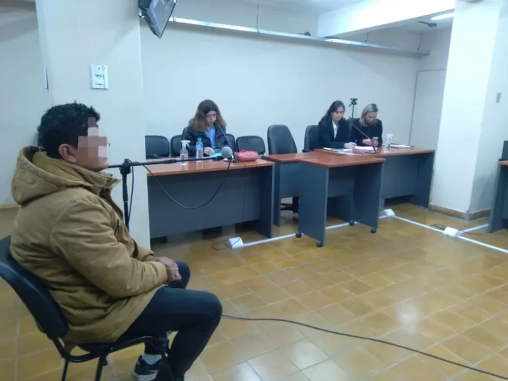 El sopechoso (izquierda) se negó a dar su veesión de los hechos. El juez ordenó que permanezca con prisióin preventiva por 3 meses.