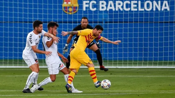 Messi, con cinta y solidario