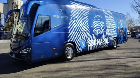 Napoli y un nuevo homenaje a Maradona: presentaron el micro que llevará al equipo