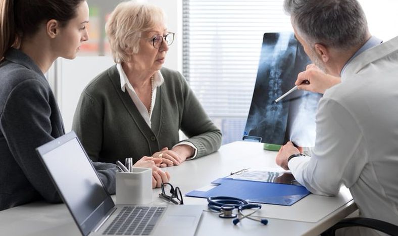 Osteoporosis: las cinco señales silenciosas que pueden alertar sobre la enfermedad.