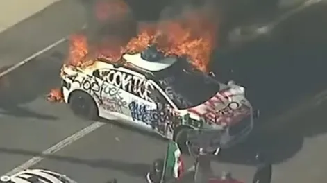 Violentos incidentes en las protestas contra las medidas de Trump: patrulleros quemados, heridos y detenidos