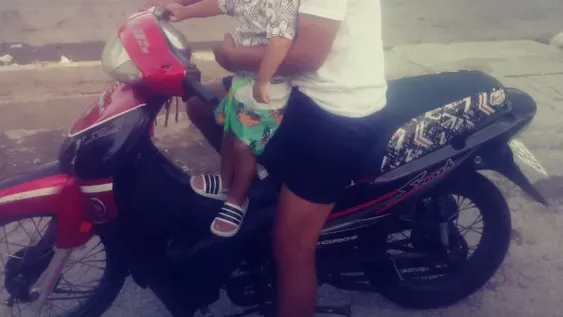 Le robaron la moto en pleno microcentro a una trabajadora