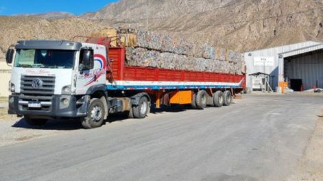 Diario de Cuyo | ACCIÓN. En el PTA ya comenzaron a cargar en los camiones las 100 toneladas de material recuperado para llevar hasta las instalaciones de Ecobat S.A.S.