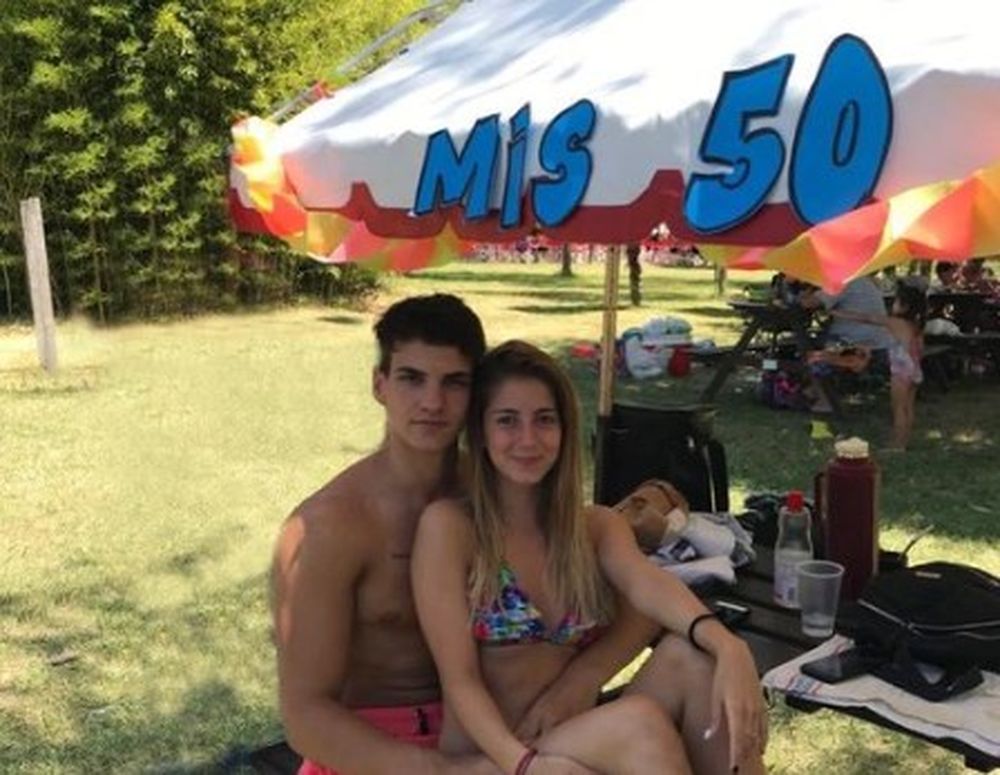 Se sacó una foto con su novia, el suegro la arruinó y se convirtió en meme