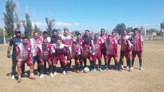 Vinotinto. Villa Evita de Albardón jugará la final Categoría 35 frente a Villa Hipódromo en la Copa de Campeones.