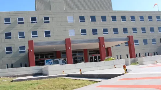 En medio de una pelea, lo atacaron entre cuatro y lo hirieron con una tijera de podar