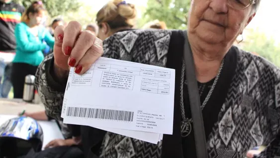 Boleta en mano, vecinos de distintas zonas reclamaron por el aumento de la luz