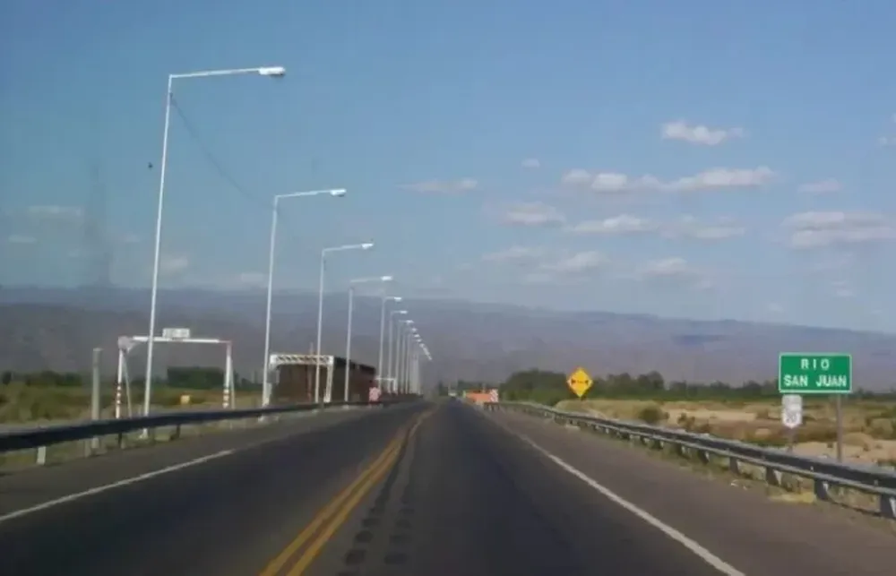 En las inmediaciones del puente del Río San Juan el pavimento está ondulado y deteriorado.