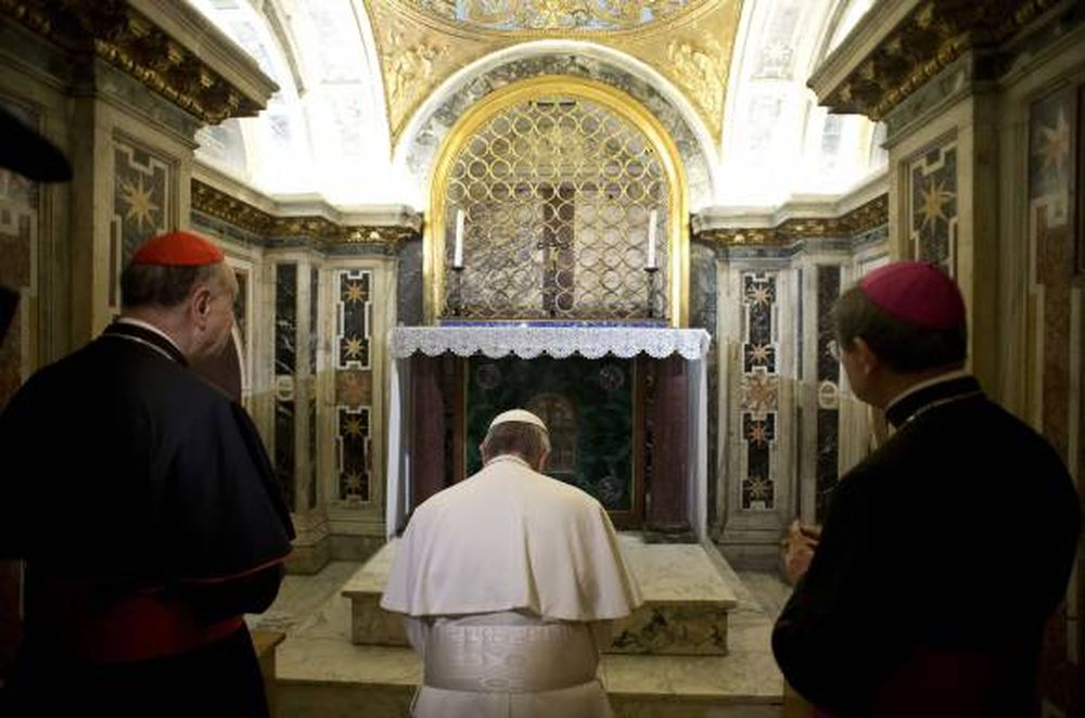 Francisco, primer Papa en visitar la tumba de Pedro