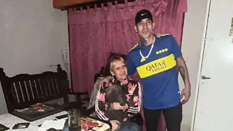 Cigarrillo, cerveza y foto con la camiseta de Boca: así fue la reaparición de Ricardo Centurión