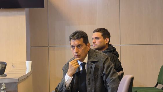 De la Fuente llega al juicio en prisión, junto con el otro acusado.