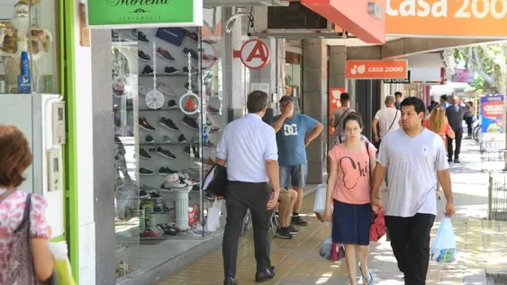 El comercio arranca un outlet todo el mes, de vestimenta y venta escolar