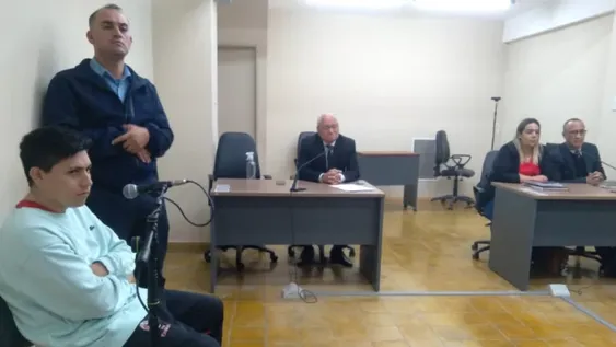 ERIK MALLEA (izquierda) puede recibir un castigo de 2 años y 6 meses si el juez ratifica el juicio abreviado. Esa condena, le permitiría recuperar su libertad.