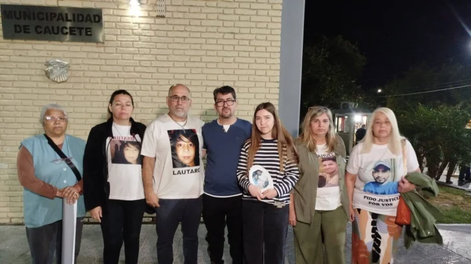 Gerardo Pont, padre de una de las víctimas, acompañado por miembros de Familias del Dolor