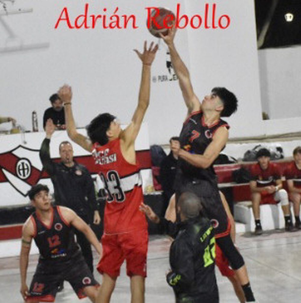SALTO INICIAL entre dos grandes del básquetbol local (foto: Adrián Rebollo).