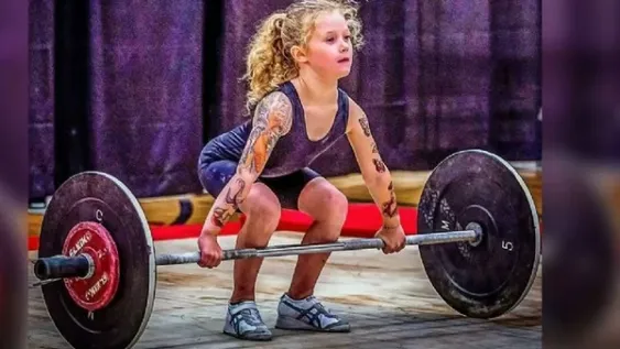 ¿La niña más fuerte del mundo? Con solo 7 años levanta nada menos que 80 kilos