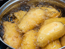 ¿Hay que pelar la papa antes de cocinarla?