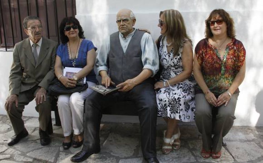 La gente formó fila por una foto junto a Sarmiento