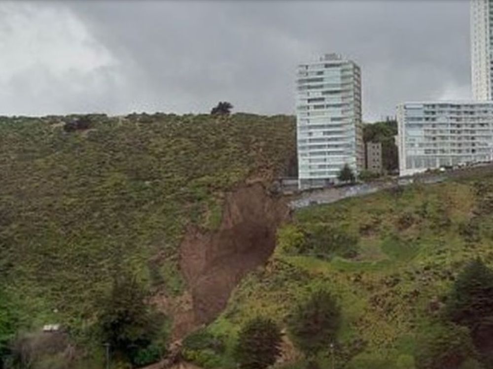 Tremendo socavón complica a Viña del Mar y deja en serio riesgo a un edificio