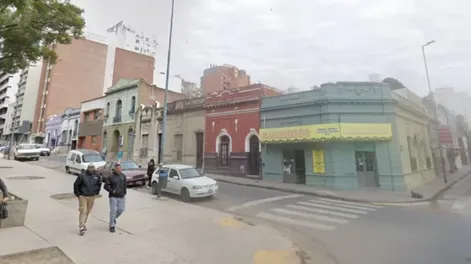 Dejó a sus tres hijos en un hotel y desapareció: la encontraron al día siguiente durmiendo debajo de un puente