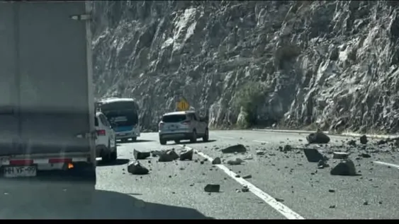 Imágenes de la Ruta 41, que une San Juan con La Serena, a la altura de Puclaro, esta mañana, tras el sismo.