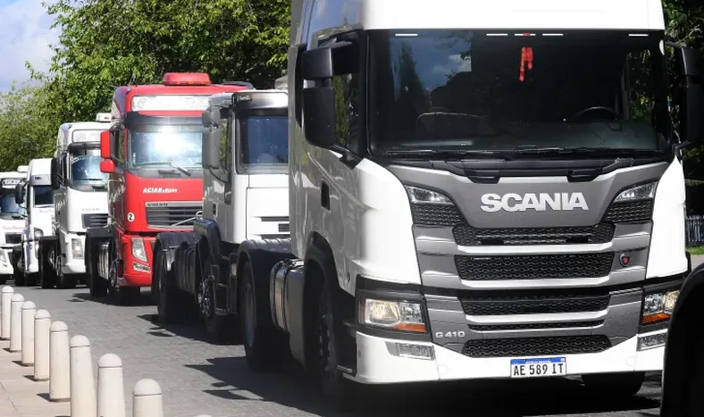 Protestas de camioneros en el país por los varados en el paso a Chile