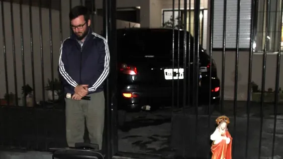 En medio de la noche, canta y reza con sus vecinos para contagiarles esperanza