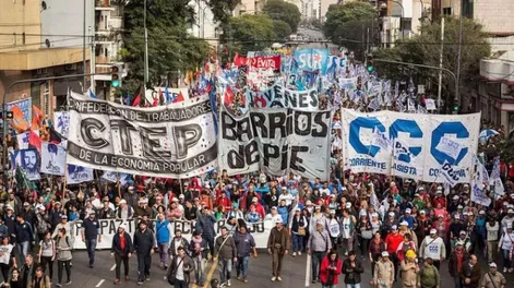 Tras el cruce con CFK, los movimientos sociales formarán un partido político para el 2023