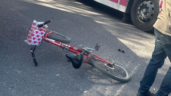 grave choque entre un colectivo de la redtulum y una ciclista en marquesado: la victima presenta muerte cerebral