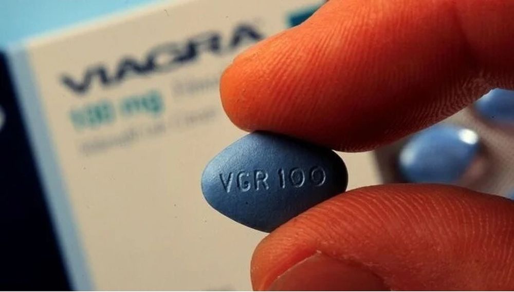 Tomó viagra, la “bajó” con tres cervezas y casi no la cuenta