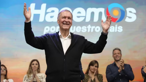 Juan Schiaretti tiene coronavirus y suspendió sus actividades de campaña
