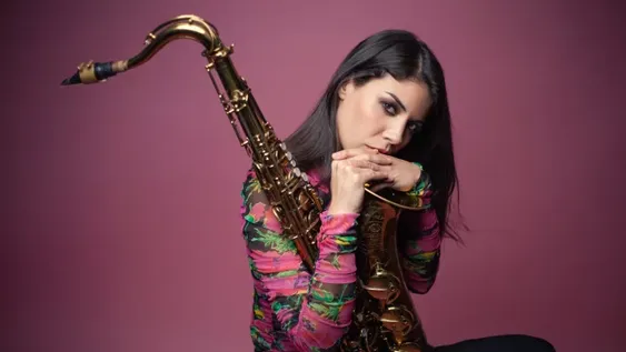 Heredera de un importante legado musical, la artista chilena supo cultivar un estilo propio que la hace brillar en grandes escenarios del mundo