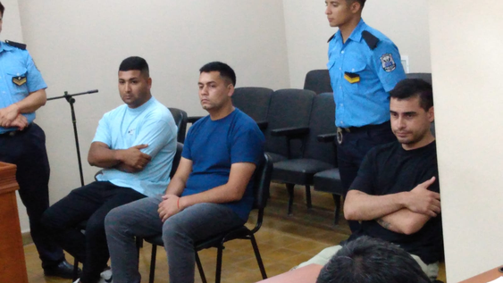 De izquierda a derecha: los policías Aballay y Paredes, más alejado, el cabo Díaz. Todos eran compañeros en la Motorizada N°2.
