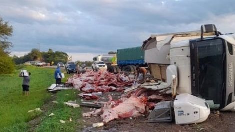 Un camión frigorífico volcó y lo saquearon: se robaron 11.000 kilos de carne