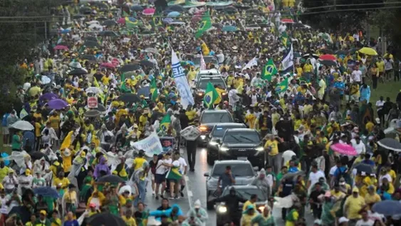 [VIDEO] El momento en que un rayo hirió a más de 30 personas en una manifestación en Brasil