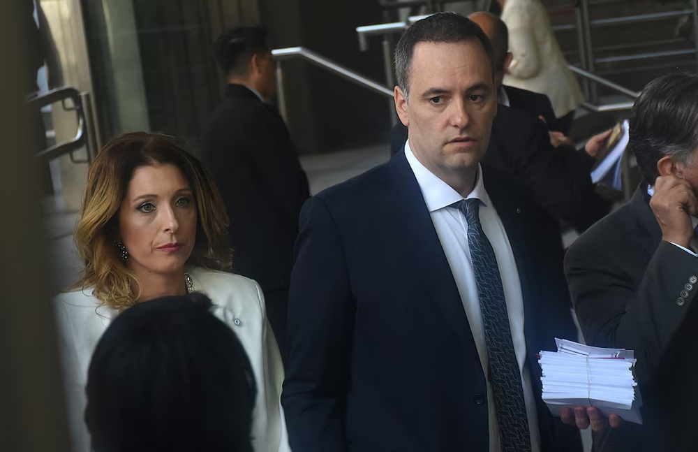 El jefe de Gabinete, Manuel Adorni, junto a su esposa Bettina Angeletti.