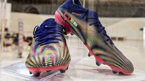 Messi donó sus botines a un museo para ayudar a los chicos con cáncer