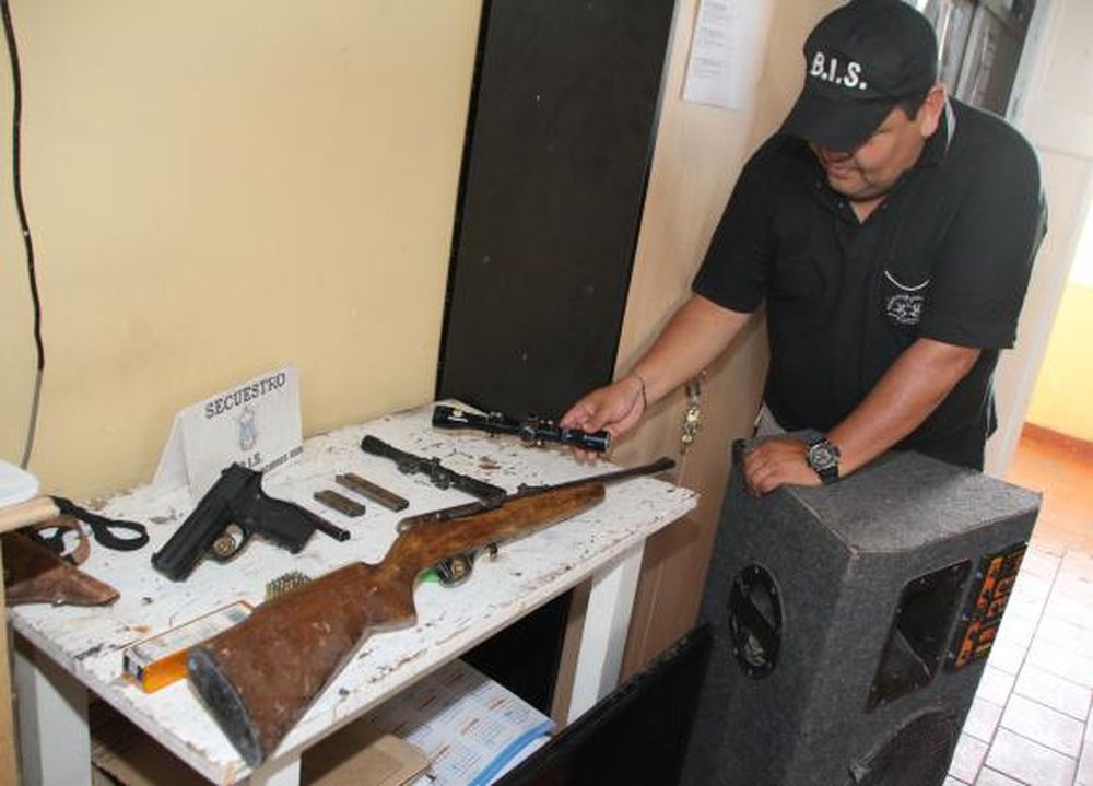 Hallan armas y aparatos sin papeles
