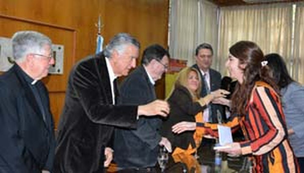 Buscan que por ley sean premiadas las tesis más innovadoras