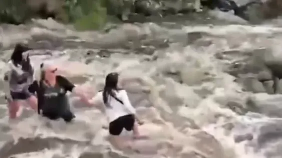 [VIDEO] Un ministro de Turismo rescató a un grupo de turistas atrapadas en un arroyo