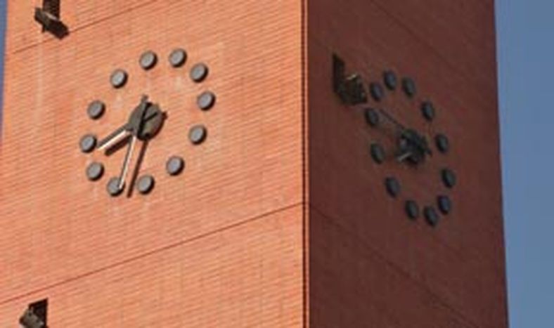 Por las bajas de tensión,  se desprogramó el reloj de la Catedral