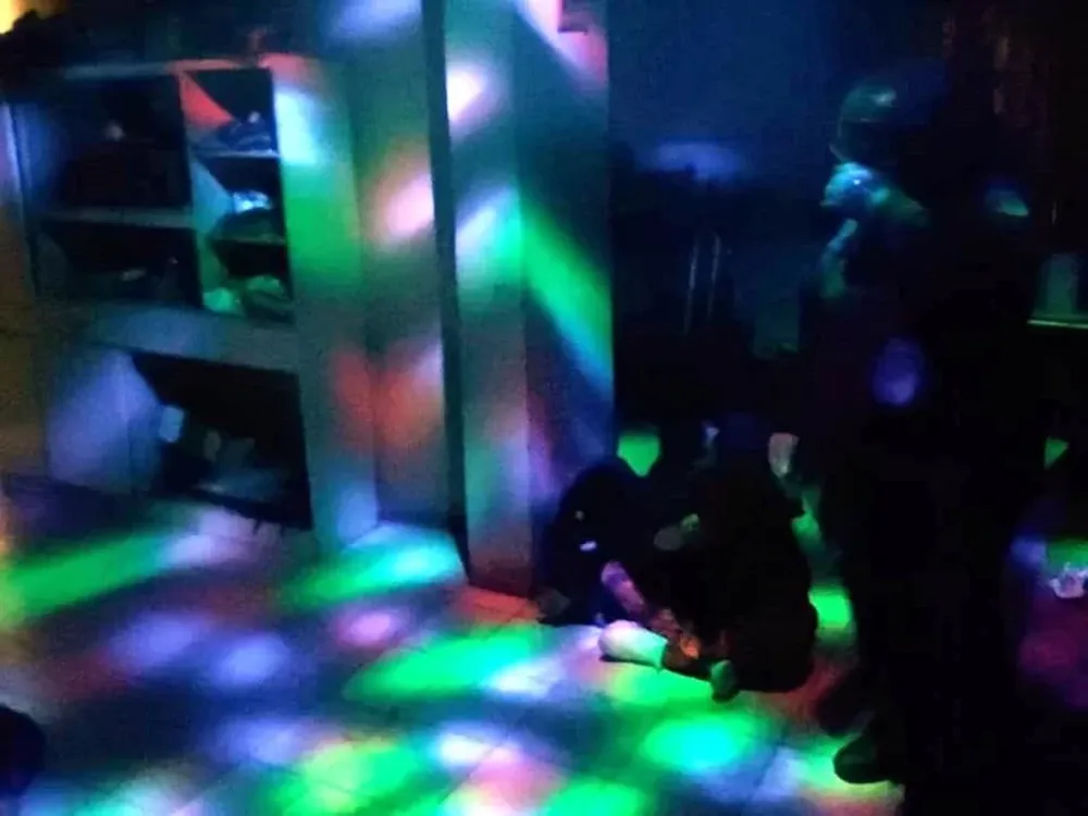 Atraparon a 32 jóvenes en dos fiestas clandestinas durante la madrugada